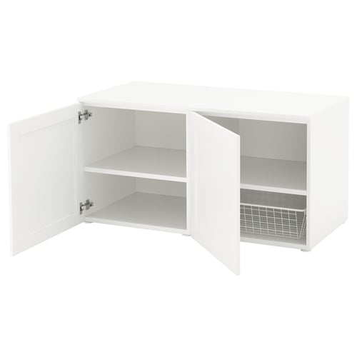 Un meuble PLATSA blanc avec portes ouvertes, étagères révélatrices et un panier en fil de fer à l’intérieur.