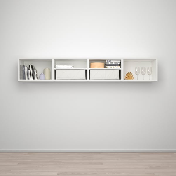 Une étagère murale blanche moderne, PLATSA, repose soigneusement sur un mur gris.