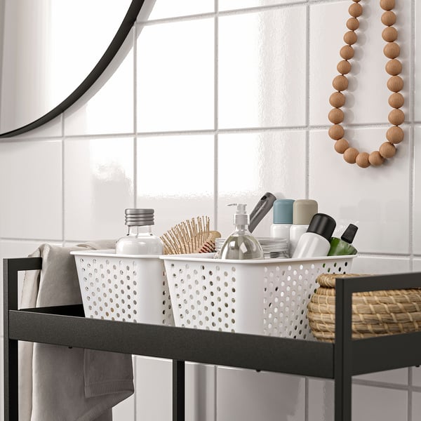 Le panier de rangement de la salle de bain permet de ranger les articles de toilette et les produits de beauté sur les étagères.