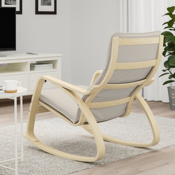 Fauteuil à bascule en bois léger avec coussins dans un cadre de salon, offrant confort et soutien.