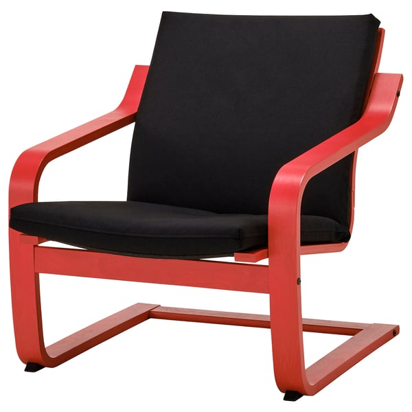 Fauteuil POÄNG rouge avec coussin noir, design minimaliste.