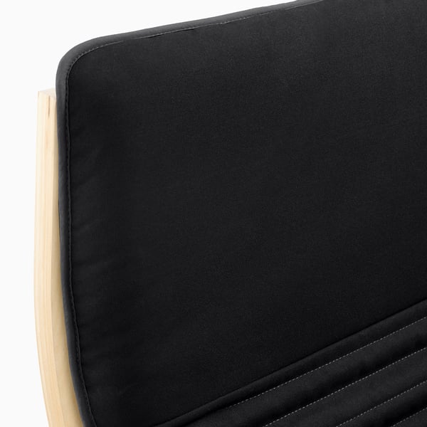 Coussin de fauteuil POÄNG noir sur cadre en bois. Design élégant, incurvé et confortable avec un tissu de soutien.