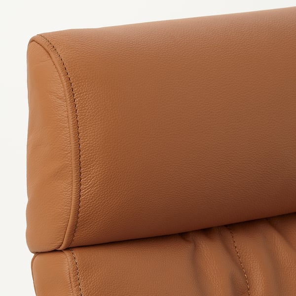 Gros plan du canapé en cuir beige, mettant en valeur des coutures lisses et de haute qualité et un matériau doux et texturé.