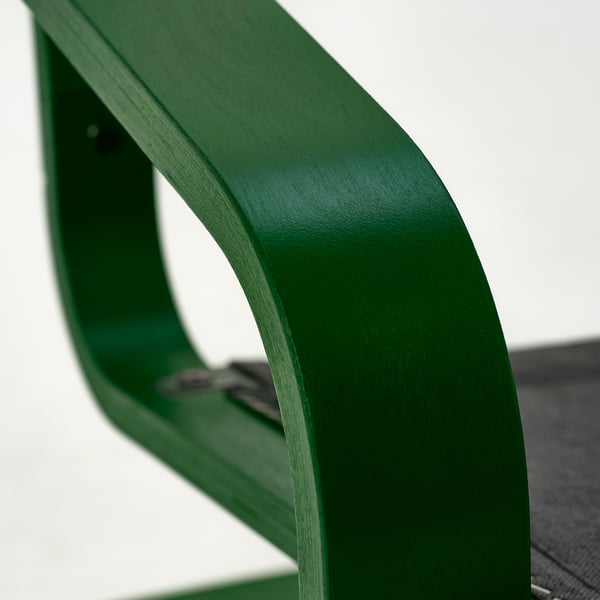 L’image montre un gros plan des chaises POÄNG courbées en bois vert courbé, mettant en valeur une finition lisse et un savoir-faire de qualité.