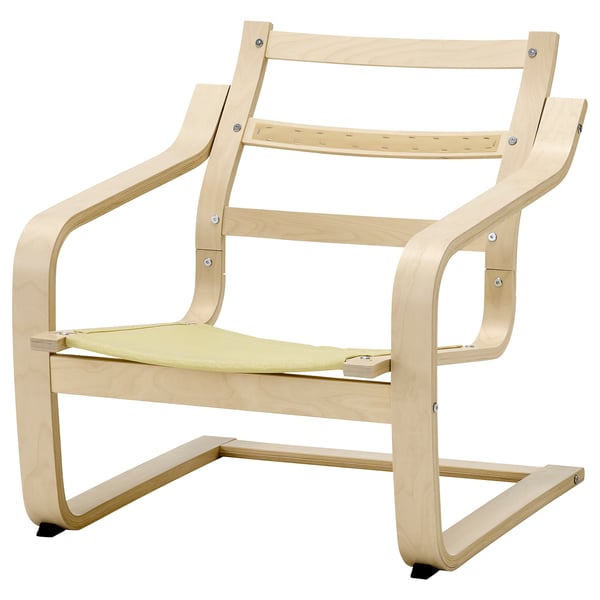 Un fauteuil en bois clair nommé POÄNG. Il a un cadre incurvé et un coussin amovible, conçu par noboru nakamura.