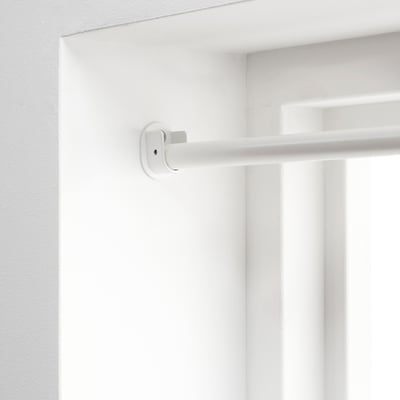 Support de tringle à rideau RÄCKA blanc sur le mur.