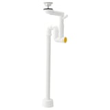 Un piège à eau IKEA RÄNNILEN blanc. Son cylindrique avec tuyauterie flexible, conçu pour une installation sous évier.
