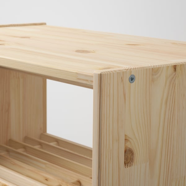 Gros plan : des meubles en bois de pin massif naturel présentant une surface lisse et une qualité de construction robuste.