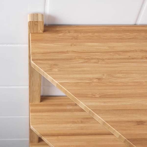 Étagères de rangement modernes en bambou, soigneusement ajustées dans les coins. Montrant la texture naturelle du bois et le design épuré.