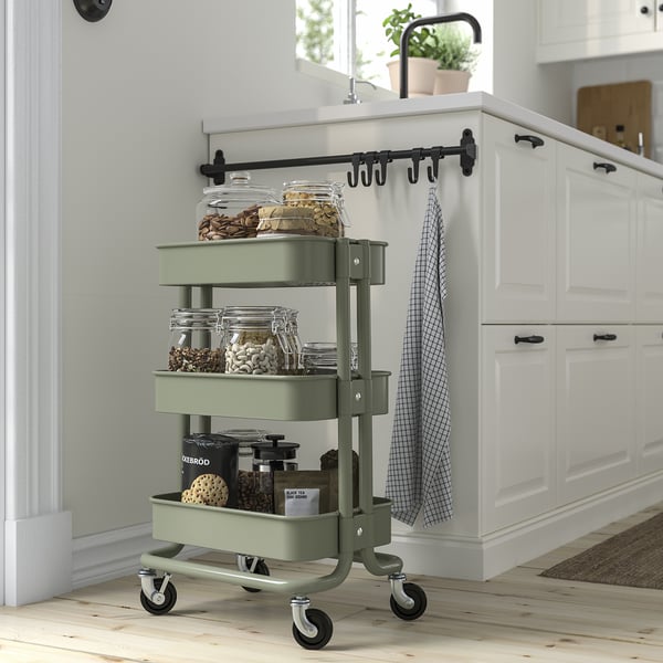 Chariot Ikea RÅSKOG dans la cuisine, vert avec des bocaux alimentaires.