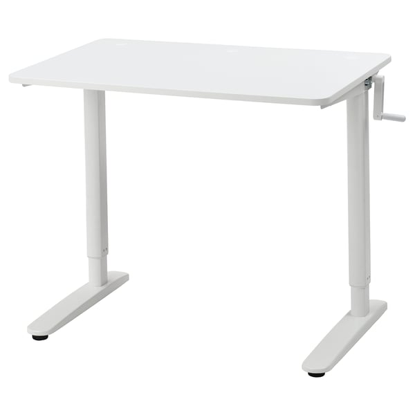 Un bureau réglable blanc, RELATERA, avec une manivelle pour le réglage de la hauteur, adapté aussi bien en position assise que debout.