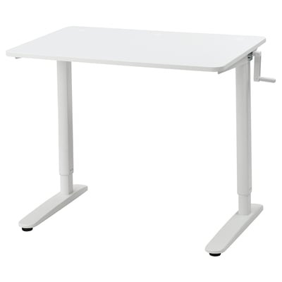 Un bureau réglable blanc, RELATERA, avec une manivelle pour le réglage de la hauteur, adapté aussi bien en position assise que debout.