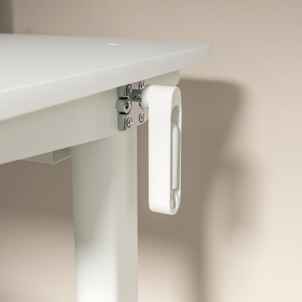 Un mécanisme de bureau réglable blanc avec des vis métalliques et une manivelle pour le réglage de la hauteur.