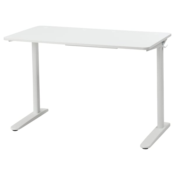 Un bureau RELATERA blanc avec un plateau rectangulaire et des pieds en métal réglables. Le design est épuré et minimaliste, adapté aux bureaux à domicile.
