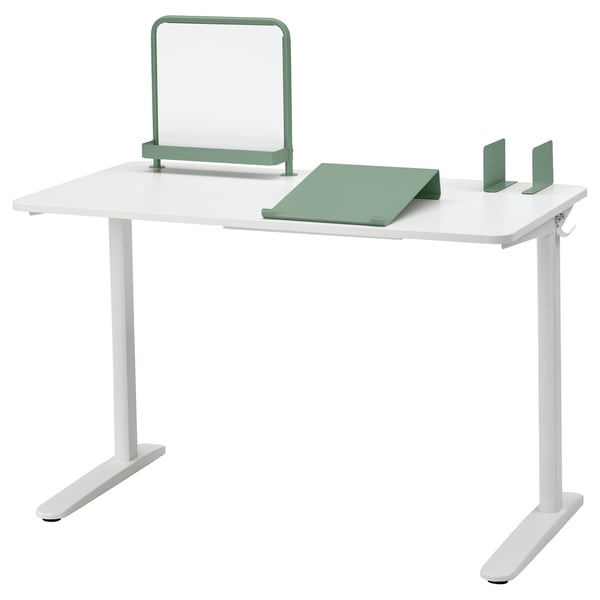 Un bureau blanc avec des accessoires verts. Il dispose d’un tableau blanc, d’un bloc-notes et d’un crochet de sac à dos, idéal pour l’étude et l’artisanat.