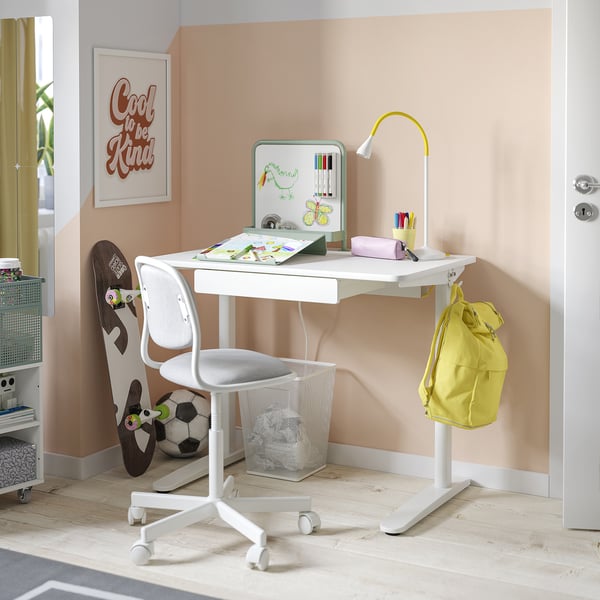 Bureau d’étude blanc pour enfants avec tableau magnétique, chaise réglable, sac à dos jaune, accessoires de sport et affiche de motivation.