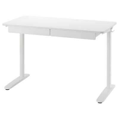 Un bureau ajustable RELATERA blanc avec des tiroirs et un crochet. Il s’agit d’un design minimaliste, idéal pour les espaces d’étude ou de travail.