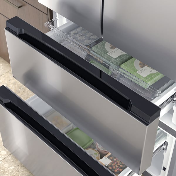 Réfrigérateur/congélateur en acier inoxydable avec tiroirs coulissants pour un rangement organisé. Comprend un tiroir à température variable et des étagères en verre réglables.