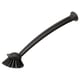 Brosse de cuisine noire avec manche long et ventouse pour frotter les surfaces.