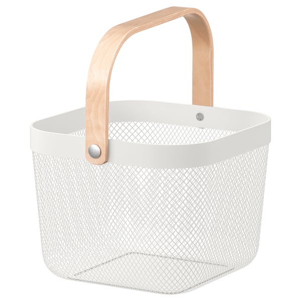 Un panier RISATORP blanc avec une poignée en bois. Il est fait d’acier et d’aluminium, conçu pour le stockage avec un motif en maille transparente.
