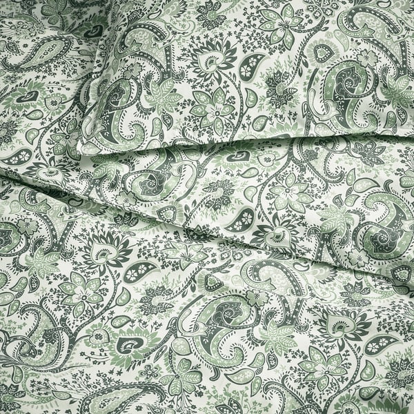 Literie à motif cachemire en vert et blanc, présentant des motifs complexes et un mélange de tissus de haute qualité.