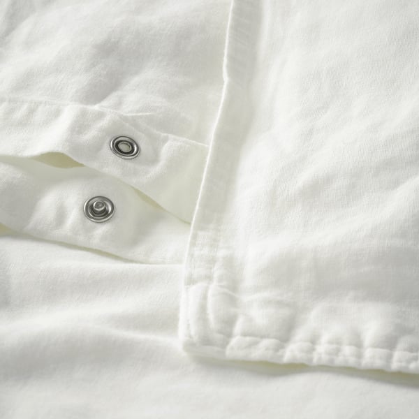 Gros plan de la housse de couette blanche avec fermeture métallique.