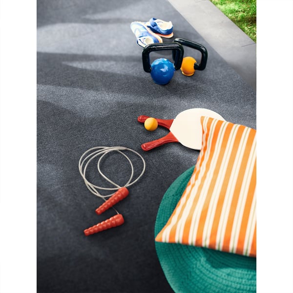 Matériel de sport sur tapis RUNNEN : poids, pagaie, corde, serviette, sac.