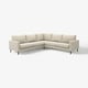Canapé sectionnel moderne beige en forme de L, au design épuré et simple, avec des pieds en bois foncé.