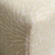 Gros plan d’un coin soigneusement rembourré du SALTSJÖBADEN, mettant en valeur un tissu de haute qualité avec des motifs complexes et des coutures précises.