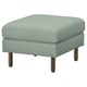 Un repose-pieds vert clair d’IKEA SALTSJÖBADEN, en forme carrée. Son design épuré comprend un coussin recouvert de tissu posé sur des pieds en bois massif pour le soutien.
