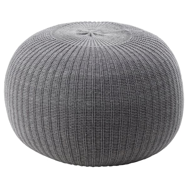 Pouf en tricot circulaire gris, design texturé, repose-pieds ou siège confortable.