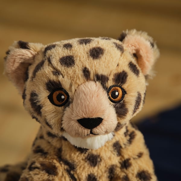Animal en peluche guépard câlin, orné d’un tissu recyclé doux, d’yeux réalistes et d’un sourire invitant.