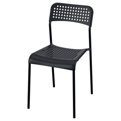 Chaise Sandberg, noire, assise et dossier perforés, empilable, plastique et acier.