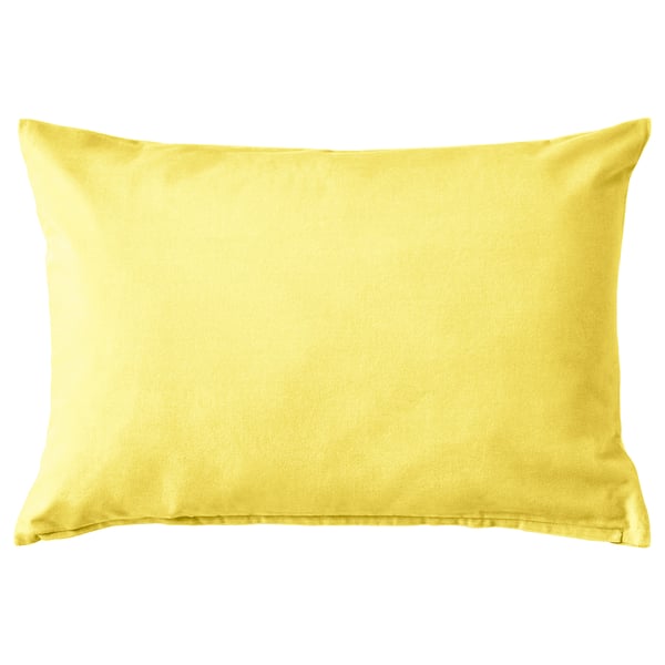 Coussin SANELA rectangulaire jaune vif à la texture lisse, doux au toucher, fermeture éclair invisible.