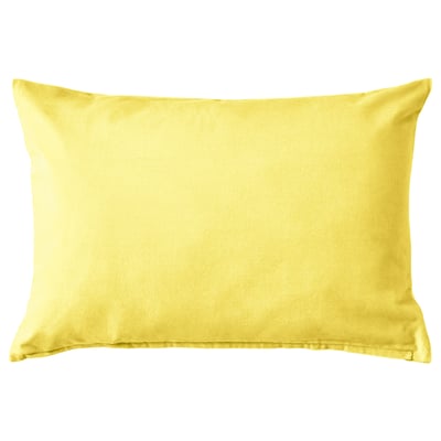 Coussin SANELA rectangulaire jaune vif à la texture lisse, doux au toucher, fermeture éclair invisible.