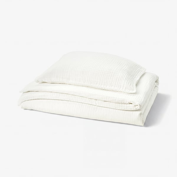 Ensemble de couette blanche SCHERSMIN en coton doux 100 % bio, soigneusement plié.