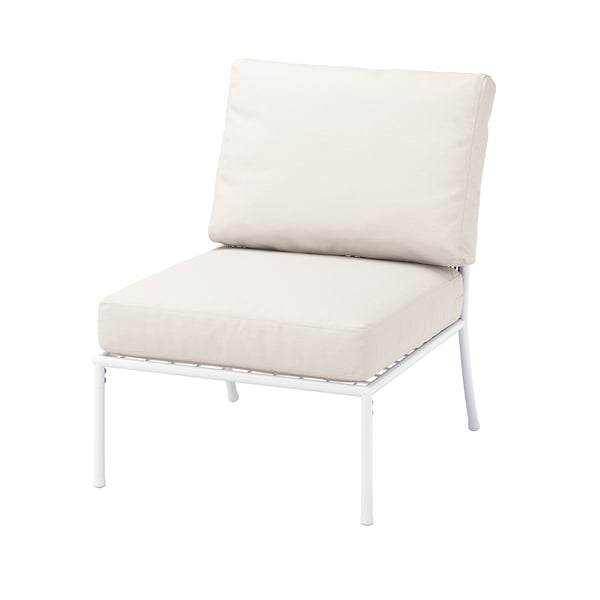 Chaise d’extérieur blanche moderne avec coussin beige, cadre en acier, design élégant.