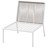 Une chaise d’extérieur SEGERÖN blanche avec un dossier et une assise en corde tressée, parfaite pour les balcons ou les terrasses.