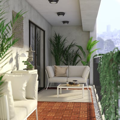 Balcon moderne avec un canapé SEGERÖN blanc, du parquet, des plantes et une vue sur la ville.