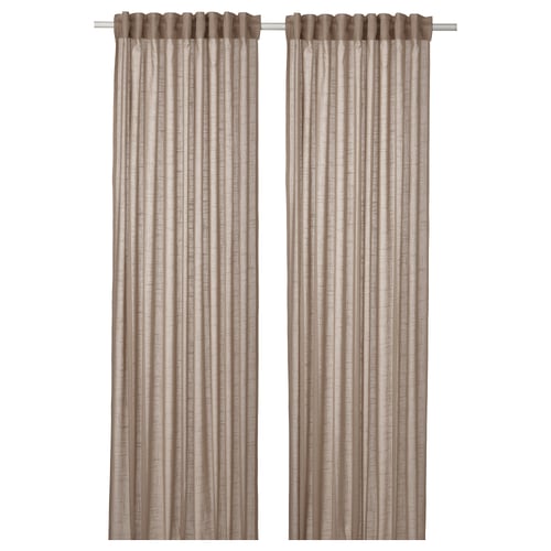 Deux voilages beiges sont suspendus côte à côte, avec une texture semblable à celle du lin et un design neutre, parfait pour superposer des solutions de fenêtres.