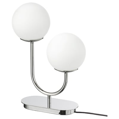 Lampe chromée SIMRISHAMN avec deux globes blancs. Design moderne en verre et en métal.