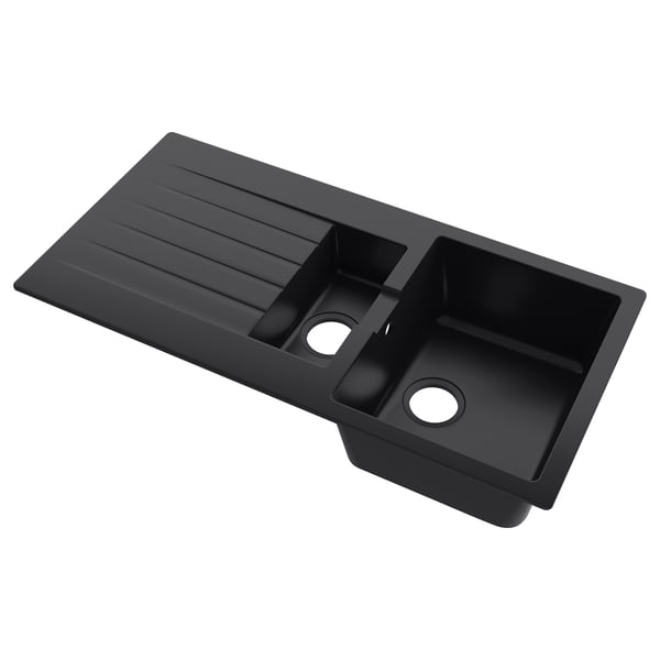 Un évier SINKSJÖN noir avec un égouttoir, en sable de quartz et en plastique acrylique, doté de deux compartiments et de deux trous de robinetterie pré-percés.