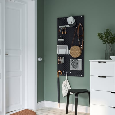 Panneau perforé SKÅDIS avec accessoires dans une pièce moderne