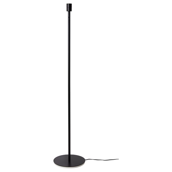 Lampadaire SKAFTET noir avec socle rond et tube cylindrique, acier thermolaqué et plastique.