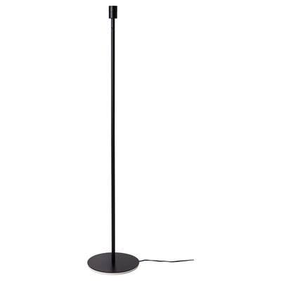 Lampadaire SKAFTET noir avec socle rond et tube cylindrique, acier thermolaqué et plastique.