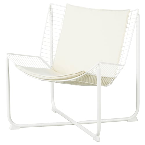 Un fauteuil SKÅLBODA blanc avec un coussin blanc. La chaise est moderne, minimaliste et en métal avec un design élégant.