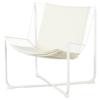 Un fauteuil SKÅLBODA blanc avec un coussin blanc. La chaise est moderne, minimaliste et en métal avec un design élégant.