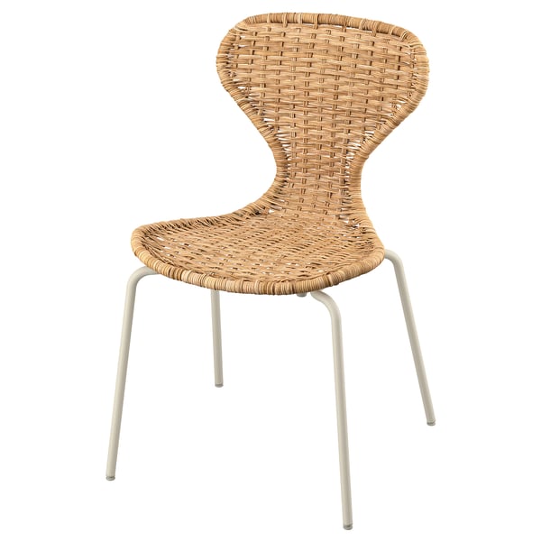 Une chaise SKÅLSTA en rotin naturel, dotée d’une assise et d’un dossier tissés avec quatre pieds en métal de couleur claire. Il combine des éléments de design rustiques et modernes.