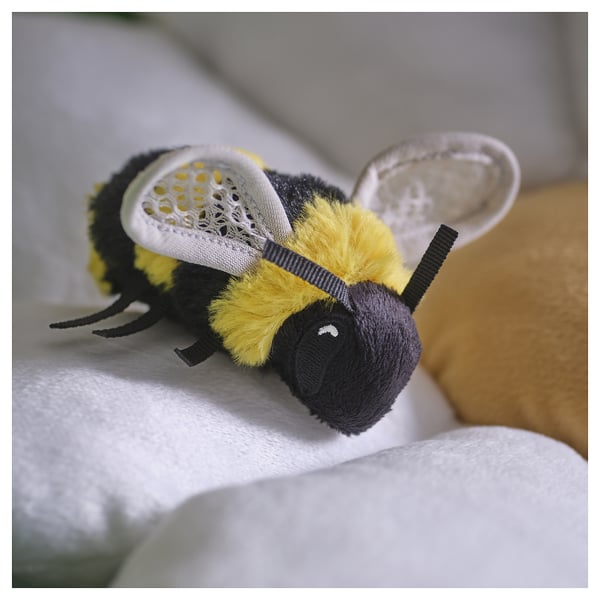 Petit jouet d’abeille en peluche avec une fourrure jaune, des accents noirs et des ailes claires ; doux, détaillé et durable.