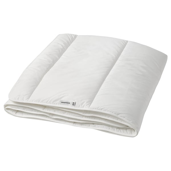 Couette SKOGSFRÄKEN blanche, rectangulaire, douce et moelleuse, fabriquée à partir de polyester recyclé et de lyocell.